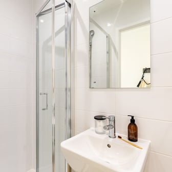Gold En Suite - Image 8